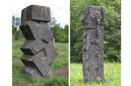 Links: Skulptur von Jakob Savinsek. Rechts: Skulptur von Erich Reischke.