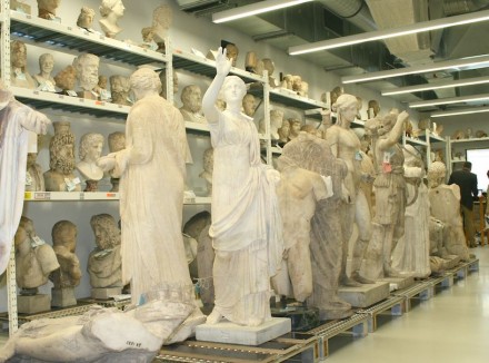 Dramatische Gesten in Marmor: Originale in einem Depot der Berliner Antikensammlung.