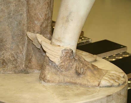 Götterbote mit Schuhen mit Flügeln aus Gips - in der Datenbank wird die Restauration an einem Kunstwerk festgehalten.