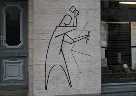 Steinmetzfigur im Stil der Sechzigerjahre bei Steinmetz Scherhag, Berlin-Schöneberg.