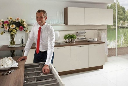 Zum Kochen gehört heutzutage auch das Befühlen der Oberflächen in der modernen Küche. Ob es mit einem roten Schlips mehr Erlebnis bietet, wissen wir nicht. Foto: AMK