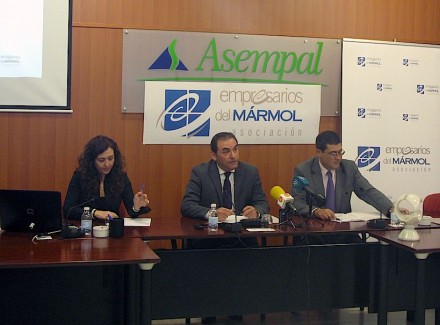 El presidente de AEMA, Antonio Martínez Martínez, (centro) en la rueda de prensa.