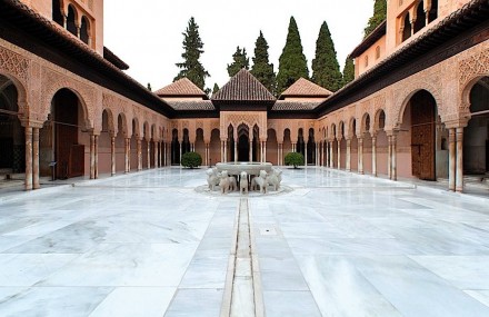 Premio Nacional, al Patio de los Leones de la Alhambra de Granada, por la restauración realizada.