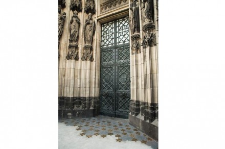 Die ersten Sterne zu Füßen des Kölner Doms.