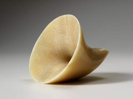 „Onda“: <a href="http://www.athenamarmi.it"target="_blank">Athena Marmi</a>. „iPhone amplifier. Marble has acoustic properties that make it an excellent sound amplifier. The material naturally reflects and amplifies sound waves, producing a louder, crisper sound. Onda is a one-of-a-kind product that combines technology with the natural properties of stone and functionality with aesthetics.” Onice miele.