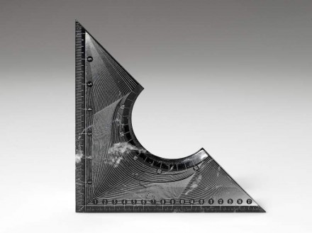 „Linea“: <a href="http://www.italmarmi.com"target="_blank">Italmarmi Group</a>. „Drafting square. A symbol of creativity and precision, the square fully embodies the character of this company. The surface of the stone is worked using laser production methods, ensuring precision measurements and three-dimensionality in the decorations.” Marmo nero marquinia.