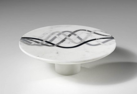 „Flux in“: <a href="http://www.decormarmi.com"target="_blank">Decormarmi</a>. „Dessert stand. The exquisite inlay lends a striking touch of beauty to everyday life. The lines that seem to float over the surface and the skilfully selected marbles reflect the exceptional workmanship of Decormarmi, which can produce increasingly thin inlay without compromising the structure.“