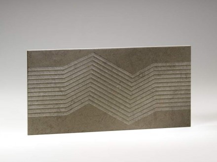 „Stella“: <a href="http://www.laperlamarmi.com"target="_blank">La Perla</a>. „Cladding. La Perla is experimenting with new finishes, creating alluring products that contrast the natural variations of marble veins with man-made patterns. The decoration consists of a rhythmically repeated play of lines that is liberally inspired by the work “Nunca Pasa Nada” by Frank Stella.” Pietra Medea.