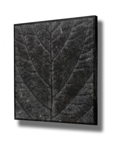 „Dots-Foglia“: <a href="http://www.vicentinamarmi.com"target="_blank">Vicentina Marmi</a>. „Cladding. By reworking images and using numerically controlled production equipment, the company has created its first prototypes of customizable screened decorations on marble. The panels can be used to embellish floors or walls, and are available in an unlimited selection of shapes and designs. This new way of viewing marble decoration treats the surface in a contemporary manner, without sacrificing high-quality workmanship and technology.” Belgian petit granit.