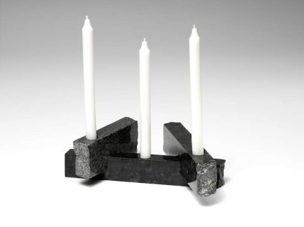 „Tris“: <a href="http://www.ferrarigraniti.com"target="_blank">Ferrari cav Rodolfo & Figli</a>. „Three-candle candelabra. This series of candelabras is made from recovered pieces of scrap generated in the production of granite slabs. Carefully selected and assembled fragments create designs that are always unique and original.” Labrador emerald pearl, antic blu ed nero africa.