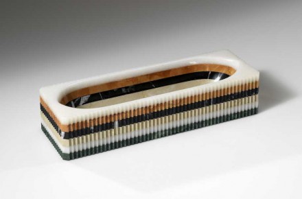 „Zigzag“: <a href="http://www.pellizzaristone.it"target="_blank">Pellizzari Marmi e Graniti</a>. „Vide-poche. This accessory is produced by combining pieces of natural stone in a way that makes it seem as though it is made from a single block. The contrast between the smooth, flowing interior surface and the solid, angular external surface creates a juxtaposition of forms that highlights the versatility of the workmanship used to produce it.” Marmo statuario, rosso Asiago, nero marquinia, perlato Sicilia, extremoz, verde Guatemala.