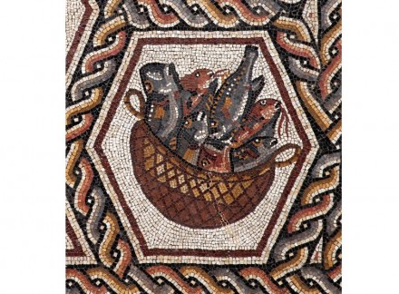 Detail aus dem Mosaik: geflochtener Korb mit verschiedenen Fischen.