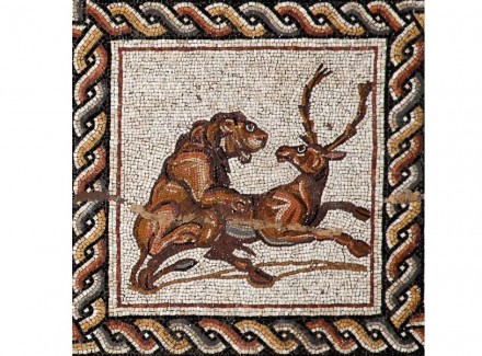 Detail aus dem Mosaik: Berberlöwe erlegt Damhirsch.