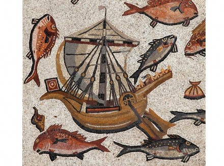 Detail aus dem Mosaik: Römisches Handelsschiff in voller Fahrt mit rotweißer Flagge und geblähtem Rahsegel. An Bord ein Wasservogel als Besatzung.