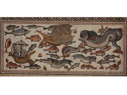 Detail aus dem Mosaik: Meerestiere, dazwischen zwei römische Handelsschiffe.