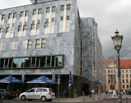 Magdeburg hat noch eine steinerne Überraschung in Blau zu bieten, nämlich das Gebäude der Nord LB (Breiter Weg 7) mit dem brasilianischen Quarzit Azul do Macaubas. Jenseits der Straße, auf unserem Foto hinten, das alte Postamt mit viel heimischem Sandstein.