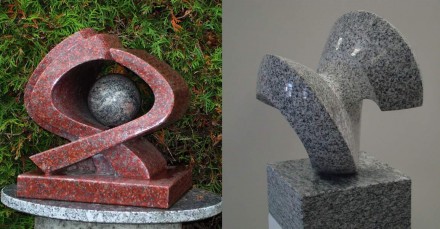 Links: Arbeit von Ernst Ghenzi (Vater), Vanga Granit mit Azul Bahia Kugel, poliert, ca. 28 cm. Rechts: Arbeit von Ernesto Ghenzi (Sohn), Bianco Cristallo Granit, 28 x 28 x 38 cm, poliert/gespitzt.