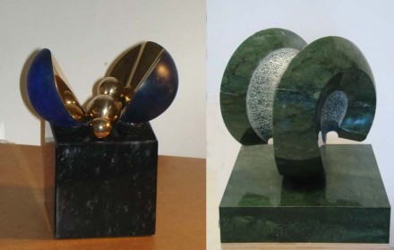 Links: Arbeit von Ernst Ghenzi (Vater), Bronze poliert/patiniert auf Serpentinsockel, ca. 16 cm. Rechts: Arbeit von Ernesto Ghenzi (Sohn), Marmorera Basalt aus Graubünden, 50 x 50 x 58 cm, poliert/gespitzt.