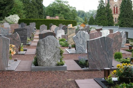 Festgelegt hat das oberste Verwaltungsgericht, dass nur per Gesetz ein Verwendungsverbot für Grabsteine aus Kinderarbeit verfügt werden kann. Eine Friedhofssatzung darf das nicht.