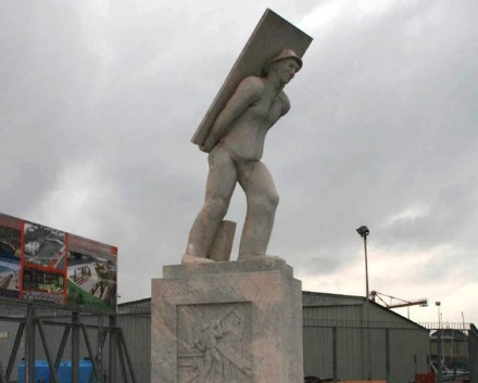 Nel porto di Carrara un monumento ricorda il lavoro di ossa dei portatori delle lastre di pietra durante il carico delle navi per le esportazioni.
