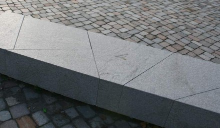 Sitzbänke aus Granit vor der Akademie des Jüdischen Museums, Berlin.