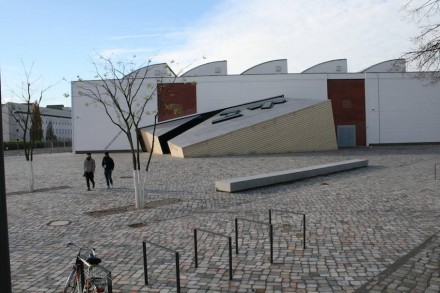Die Halle des ehemaligen Blumengroßmarkts mit dem Vorplatz und Libeskinds neuem Zugang.