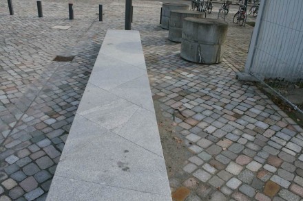 Die Steinbänke auf dem Vorplatz vor der Akademie greifen die schiefen Linien des modernen Museumsgebäudes von der anderen Straßenseite auf.