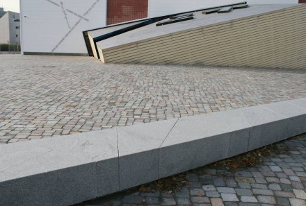 Rehwaldt Landschaftsarchitekten haben die langgezogenen Granitquader in eine Vielzahl von unregelmäßigen Vielecken ganz unterschiedlicher Größe aufgeteilt.