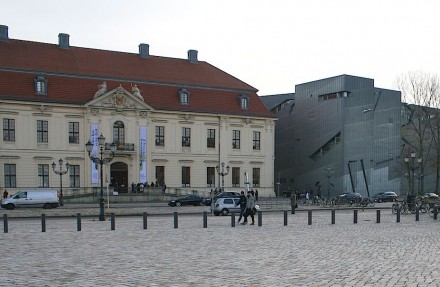 Blick von der Akademie: Zum Gesamtensemble gehört auch der Barockbau des ehemaligen Kollegienhauses, das heute als Zugang zu Libeskinds Museumsgebäude dient.