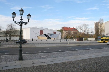 Blick vom Museum: das Natursteinpflaster schafft eine optische Verbindung beider Seiten.