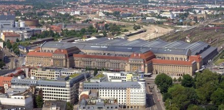 Ein monumentales Gebäude mit Sandsteinfassade ist der Leipziger Hauptbahnhof. Kurios: es gibt zwei Empfangshallen, weil er sowohl von der preußischen als auch der sächsischen Eisenbahn genutzt wurde. Foto: Appaloosa / Wikimedia Commons