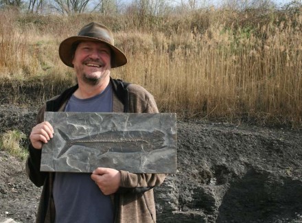In der Tongrube Rauenberg sind noch viele wissenschaftliche Schätze zu bergen. Das Bild zeigt Prof. Eberhard „Dino“ Frey mit einem in Rauenberg entdeckten fossilen Thunfisch.