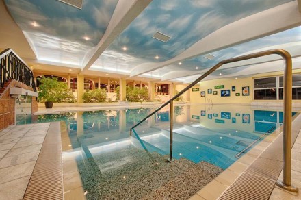 Zum Hotel gehört die Thermenwelt mit Wellness und allem, was dazugehört. Foto: Hotel Pulverer