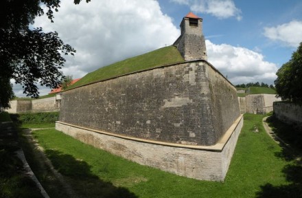 Gewaltige Bastionen aus lokalem Kalkstein prägen die Festung Wülzburg. Foto: Vitold Muratov / Wikimedia Commons