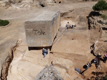 Der neue Riesenstein, rechts neben dem altbekannten Giganten „Hajjar al-Hibla“ (Stein der schwangeren Frau) in der Bildmitte. Foto: DAI Orient-Abteilung