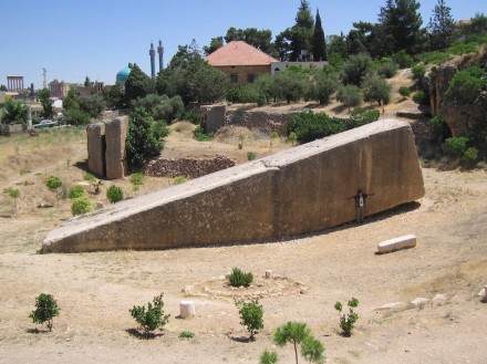 Der „Hajjar al-Hibla“ (Stein der schwangeren Frau), Foto aus dem Jahr 2010 vor der aktuellen Ausgrabung. Foto: Senemm TSR / Wikimedia Commons