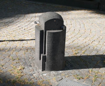 Im allgemeinen zählen Poller zu den eher unauffälligen Stadtmöbeln. Hier ein aufwändiges Exemplar aus Koblenz.
