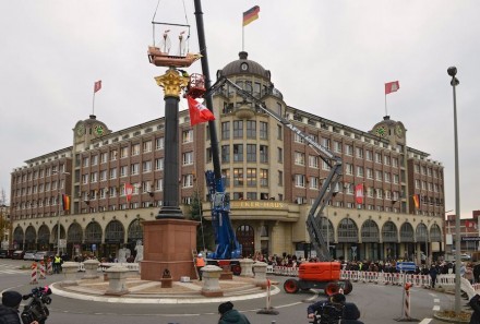 Eine Kogge krönt in luftiger Höhe das Störtebeker-Denkmal in Hamburg-Hammerbrook. Einweihung war am 28. November 2014.