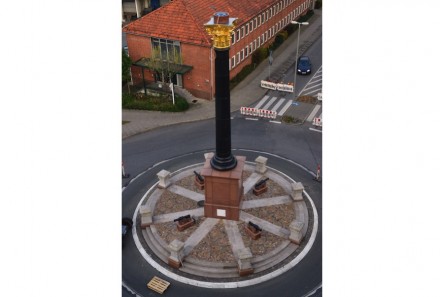 Den Granit für die Säule und für den Sockel lieferte die Firma Besco Berliner Steinkontor.