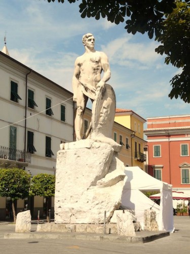 Il Genio della Stirpe (1914) in piazza Garibaldi, Sarzana è stata ricavata da un unico blocco di marmo bianco di Carrara. Foto: Wikimedia Commons / Davide Papalini