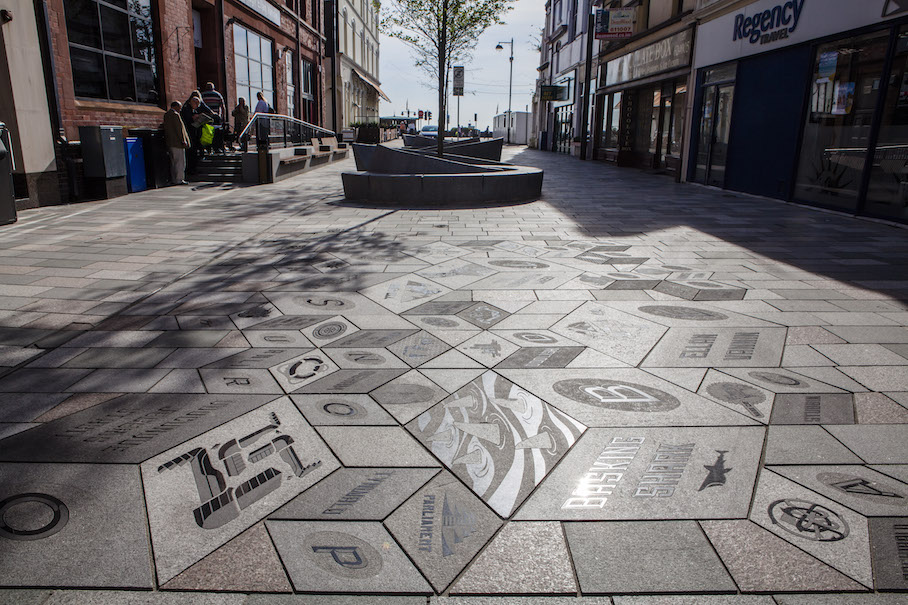 Mosaici 3D nella pavimentazione stradale in granito sull‘Isle of Man