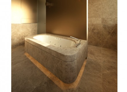 Bad mit beleuchtetem Whirlpool in türkischem Kalkstein in einer Villa in Wien. Wolfgang Ecker GmbH, Traiskirchen.
Foto:<a href="http://www.richardwatzke.de/"target="_blank"> Richard Watzke</a>