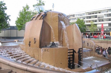 Der Brunnen auf dem Berliner Breitscheidplatz neben der Gedächtniskirche wurde in Naturstein gestaltet. Rechts im Hintergrund das Bikini-Haus, inzwischen modernisiert. Foto aus dem Jahr 2006.