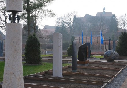 Noch jungfräulich liegt er da, der Ausstellungsteil „Grabgestaltung und Denkmal“ auf der diesjährigen BUGA zu Fuße des Havelberger Doms. Die Grabmale sind gesetzt, nun müssen noch die Friedhofsgärtner ihre Farbakzente einfügen. Die Bepflanzung beginnt in der Woche vor der Eröffnung der BUGA. Foto: BIV