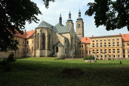 Das Prämonstratenser-Kloster Tepl. In den letzten Jahren wurde der Naturstein aufwändig restauriert, nachdem die Gebäude unter der Herrschaft der Kommunisten sehr heruntergekommen waren. Foto: Karelj / Wikimedia Commons