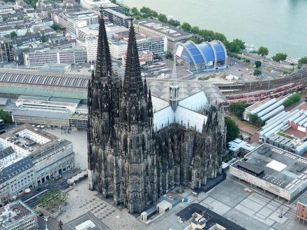 Der Kölner Dom mit Domplatte, Hauptbahnhof und Römisch-Germanischem Museum (rechts). Foto: Neuwieser / Wikimedia Commons