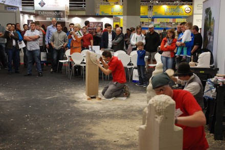 Großes Zuschauerinteresse gab es beim Nachwuchswettbewerb der Steinmetze und Steinbildhauer auf der Stone+tec 2013. Foto: BIV