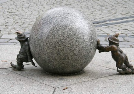 Die Menschenzwerge bewegen den Planeten, zumindest sein Klima. Das scheint festzustehen. Kann Naturstein helfen, die Lebensbedingungen erträglich zu gestalten? Figuren auf einem Platz in Wrocław (Breslau), Polen.