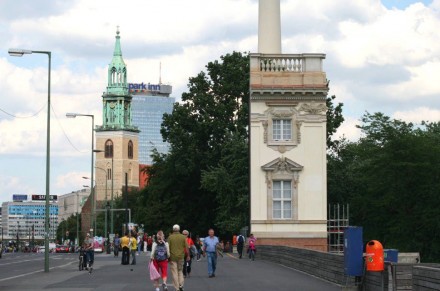 Eine Musterfassade ist am Spreeufer gegenüber vom Dom an der Karl-Liebknecht-Straße zu sehen.