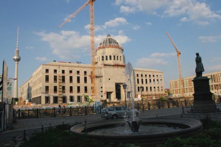 Eine gewaltige Baumasse hat das Berliner Schloss-Humboldtforum. Man darf gespannt sein, wie das Gebäude mit der Natursteinfassade wirkt.